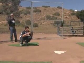 Een baseball team vol van sletten toepassingen hun lichamen naar distract de opponent