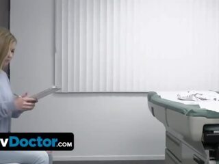 Delicioso jovem grávida paciente fica prepared por magnificent assed enfermeira antes o terapeuta delivers sua especial terapia