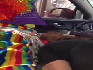 Clownen blir johnson sugs medan ordering mat
