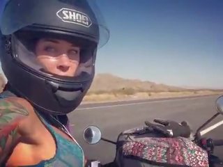 Felicity feline motorcycle femme fatale chevauchée aprilia en soutif