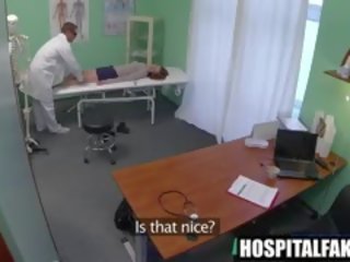 Foxy bruna paziente prende massaggiato da suo md