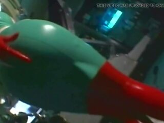 Labi zināms japānieši medmāsa milks penis uz sarkans lateks cimdi