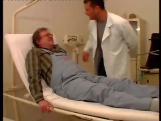 Joven enfermera danielle con viejo paciente, xxx vídeo 51