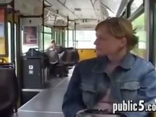 Dojenie jej duży piersi w publiczne na the autobus