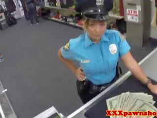 Latina poliziotto in posa per voluttuoso foto in uniforme