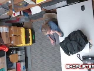 Adventurous shoplifting amature spy-cam scopata in negozio retrobottega